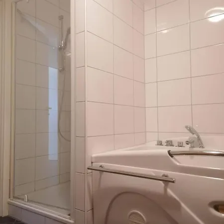 Spacious With Sauna And Lakeview, In Walking Distance Of Lift