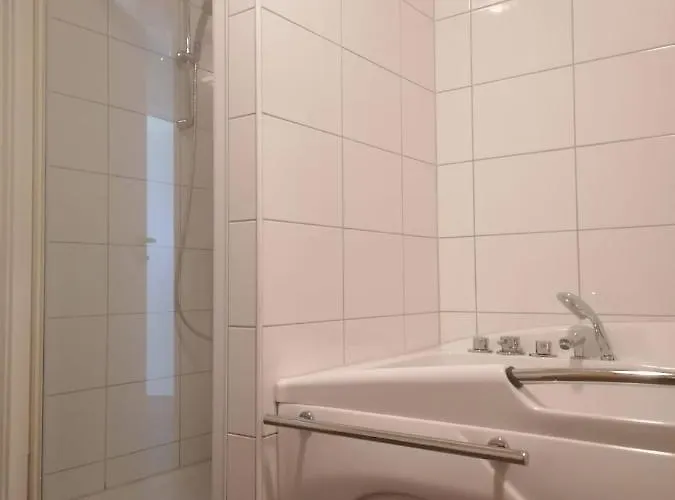 Spacious With Sauna And Lakeview, In Walking Distance Of Lift